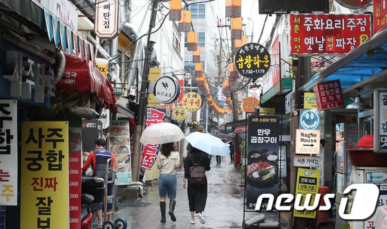 30일 서울 종로구 세종마을음식문화거리에 시민들이 이동하고 있다. 2022.6.30/뉴스1 © News1 임세영 기자