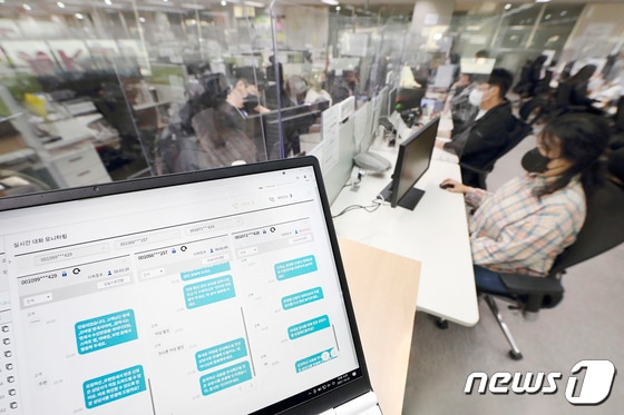 지난 28일 찾은 KT동작고객센터에서는 KT가 자체 개발한 인공지능(AI) 기반 고객센터 시스템이 도입돼 상담사들의 업무를 돕고 있었다.(KT 제공) © 뉴스1