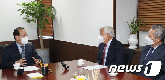 권영세 장관, 대북협력민간단체협의회 면담 