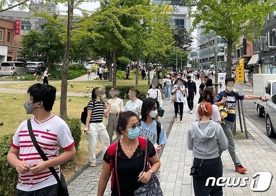 4일 점심시간 서울 종로구 익선동 일대에 시민들 모습 © 뉴스1 구진욱 기자