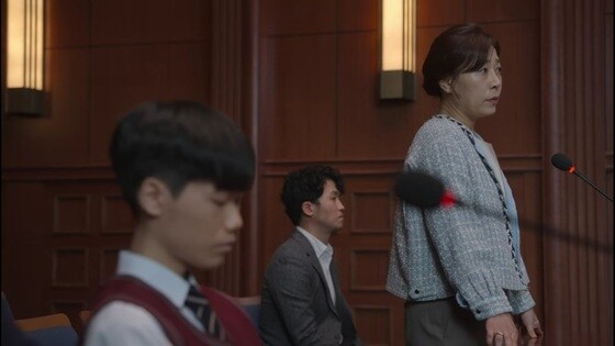 법정에 선 아들 석현(사진 아래 왼쪽)을 위해 그 엄마(사진 위)가 한국의 교육 현실에 대해 하소연하고 있다. (사진=소년심판 캡처) © 뉴스1