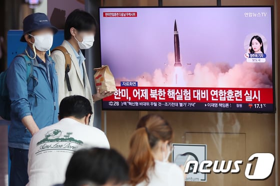 시민들이 북한의 미사일 발사 관련 소식을 TV 뉴스를 통해 시청하고 있다. 2022.6.5/뉴스1 © News1 민경석 기자