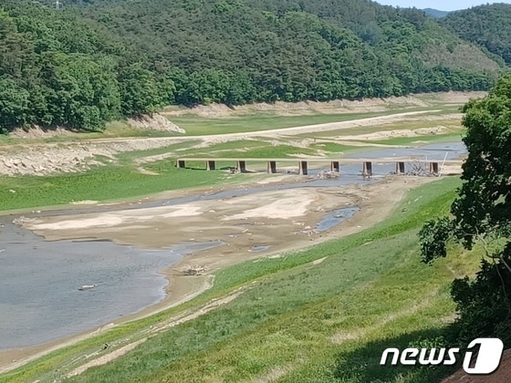 가뭄이 지속되면서 6일 주암호 상류지역은 댐 건설 당시 수몰된 도로와 교량의 앙상한 모습이 그대로 드러나 있다.2022.6.6/뉴스1 © News1 박영래 기자