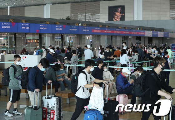 6일 오후 인천국제공항 2터미널에서 시민들이 출국 수속을 밟고 있다. 2022.6.6/뉴스1 © News1 신웅수 기자