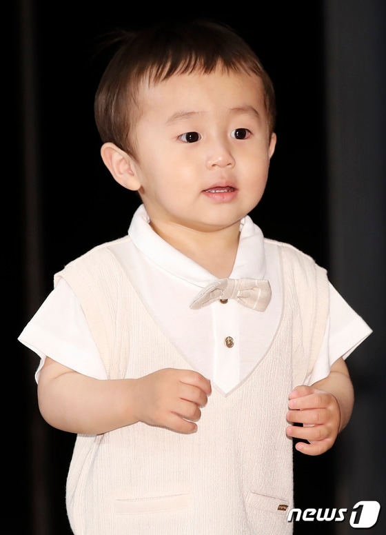 아기 배우 박지용이 2일 오후 서울 용산CGV에서 열린 영화 ‘브로커’ VIP 시사회에 참석하고 있다. © News1 권현진 기자