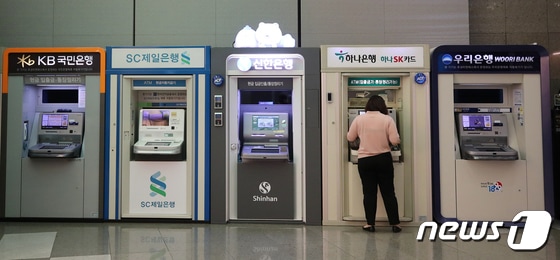 서울 시내 한 건물에 설치된 은행의 현금인출기. 2022.6.7/뉴스1 © News1 김진환 기자