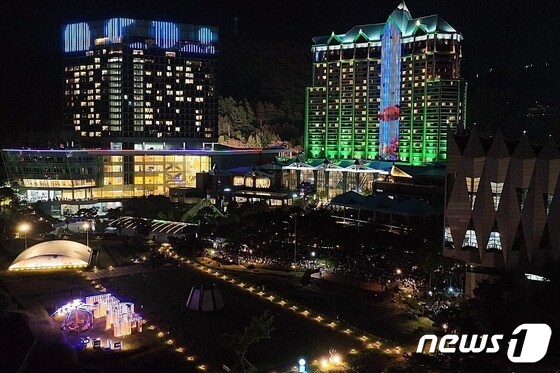 하이원 멀티미디어드론쇼가 펼쳐지는 하이원 그랜드호텔 전경(하이원리조트 제공)© 뉴스1