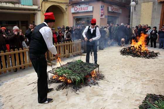 스페인 카탈루냐 발스에서 요리사들이 '칼솟타다'를 굽는 모습. / 사진출처 = 위키피디아