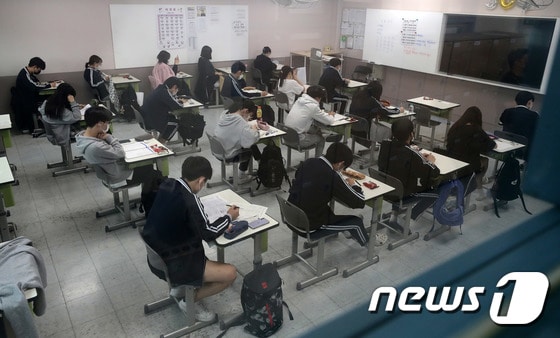 서울 송파구 방산고등학교에서 고3 학생들이 2023학년도 대학수학능력시험 6월 모의평가를 보고 있다. 2022.6.9/뉴스1 © News1 박세연 기자