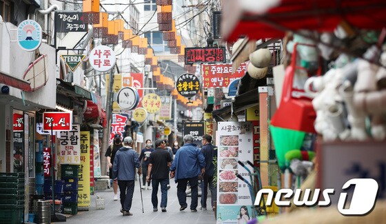  9일 서울 종로구 세종마을음식문화거리에 시민들이 이동하고 있다. 2022.6.9/뉴스1 © News1 박지혜 기자