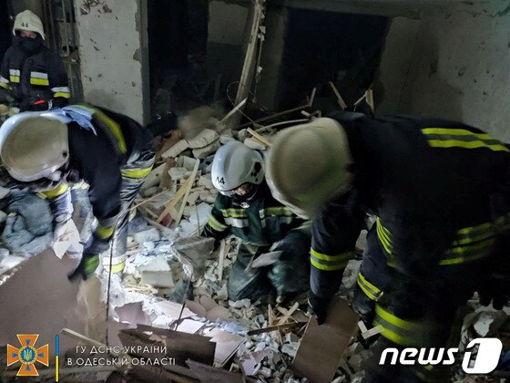 1일(현지시간) 새벽 러시아군 미사일 공격을 받은 우크라이나 남부 오데사 아파트에서 구조대원들이 작업을 하고 있다. 2022.07.01 © 로이터=뉴스1 © News1 정윤미 기자