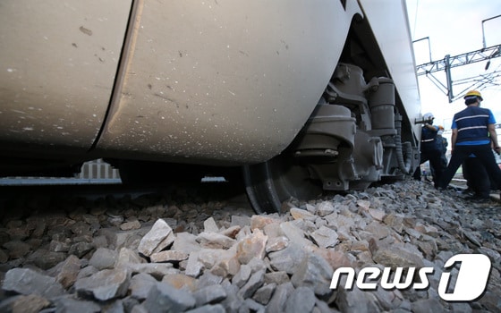 1일 부산에서 수서역으로 향하던 SRT 열차가 대전조창역 인근에서 탈선하는 사고가 발생, 열차의 바퀴가 선로에서 이탈해 있다.2022.7.1/뉴스1 © News1 김기태 기자
