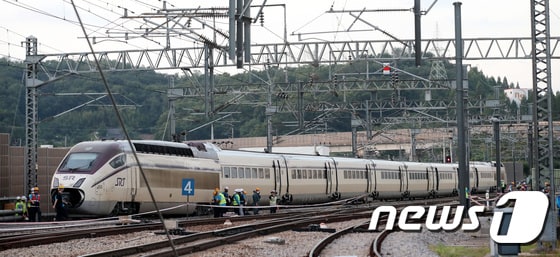 1일 부산에서 수서역으로 향하던 SRT 열차가 대전조창역 인근에서 탈선하는 사고가 발생해 관계자들이 사고를 수습하고 있다. 2022.7.1/뉴스1 © News1 김기태 기자