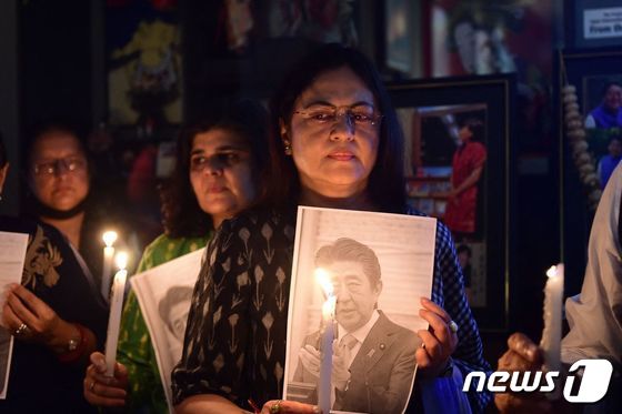 9일 인도 아마다바드에서 시민들이 전날 피격 당한 아베 전 일본 총리를 추모하고 있다. © AFP=뉴스1 © News1 조태형 기자