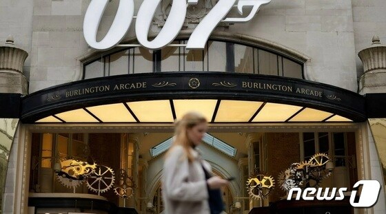 영화 007 시리즈 제임스 본드의 주제가를 작곡한 몬티 노먼이 11일(현지시간) 94세의 나이로 사망했다. AFP © 뉴스1