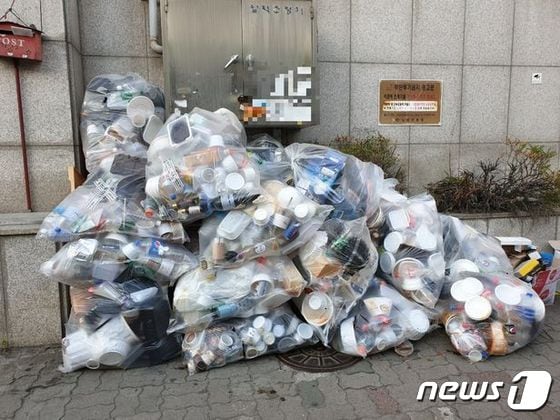 서울 노원구 고시원 원장이 한 방에서 이만큼의 쓰레기가 나왔다고 주장했다. ('아이러브고시원' 갈무리) © 뉴스1