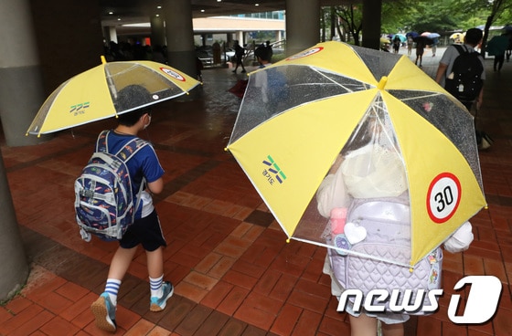 '안전우산'을 쓰고 등교하는 초등학생. (뉴스1DB) © News1