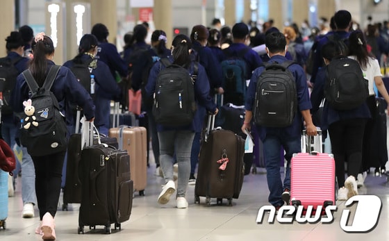 인천국제공항 제1여객터미널 입국장에 외국인 근로자가 입국하고 있다.  2022.7.13/뉴스1 © News1 임세영 기자
