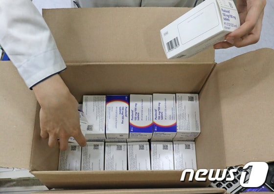 서울의 한 약국에서 약사가 팍스로비드를 꺼내고 있다.  2022.7.13/뉴스1 © News1 이성철 기자