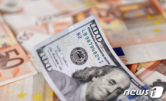 미국 달러와 유로 지폐 © AFP=뉴스1