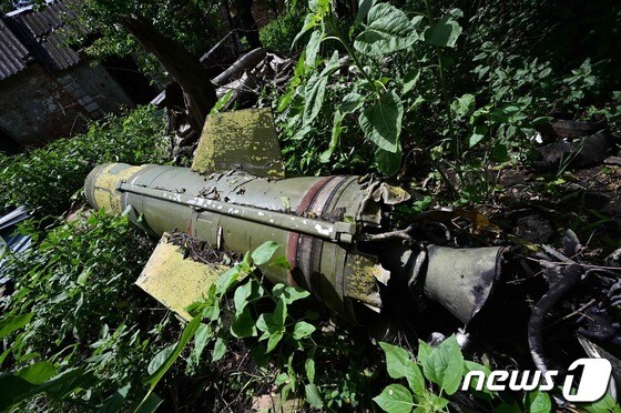 13일 (현지시간) 우크라이나 동부 지역 주택 정원에 러시아 군이 발사한 토츠카 U 미사일이 보인다. © AFP=뉴스1 © News1 우동명 기자