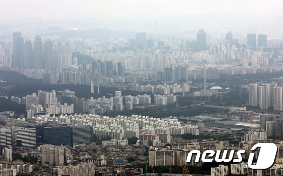  남한산성에서 바라본 서울 아파트 단지 모습. 2022.7.14/뉴스1 © News1 송원영 기자