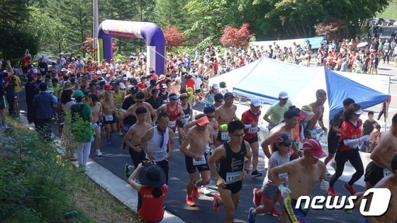 2019년 보은 속리산 힐링 알몸 마라톤대회 장면. (보은군 제공)© 뉴스1