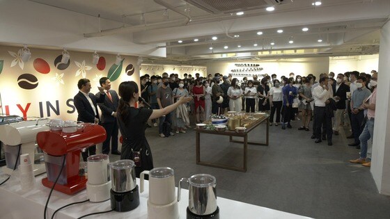 한국에서 처음 열리는 일리카페 쇼케이스를 즐기고 있는 관람객.(일라카페 제공) © 뉴스1