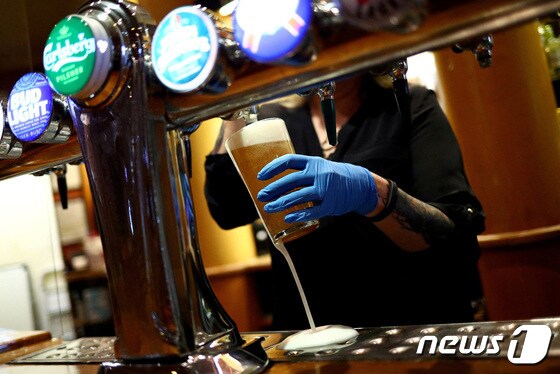영국 런던의 한 펍에서 직원이 맥주를 따르고 있다. 2020.07.04 © 로이터=뉴스1 © News1 김예슬 기자
