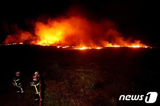 17일(현지시간) 프랑스 남서부 지롱드 지역에서 산불이 계속 확산되고 있는 가운데 소방관들이 루샤에서 화재를 진압하기 위해 일하고 있다. © 로이터=뉴스1 © News1 유민주 기자