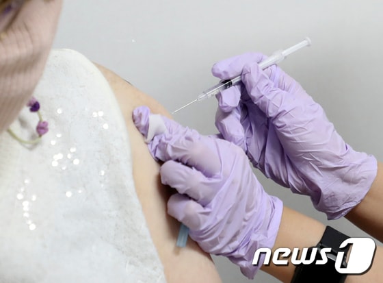 울산 남구보건소에서 한 시민이 백신을 접종하고 있다. /뉴스1 © News1 윤일지 기자