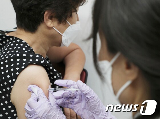 울산 남구보건소에서 한 시민이 4차 백신을 접종하고 있다./뉴스1 © News1 윤일지 기자