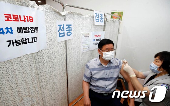 광주 북구의 한 의료기관에서 북구청 50대 공직자가 4차 백신 접종을 받고 있다.(광주북구 제공)/뉴스1 © News1 정다움 기자