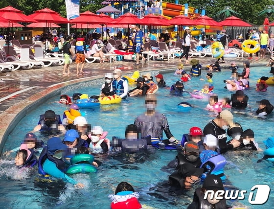 충남 아산의 한 온천 시설에서 시민들이 물놀이를 즐기고 있다. 마스크 착용이 의무사항이 아니어서 이용객의 절반 가량은 마스크를 쓰지 않았다. © 뉴스1