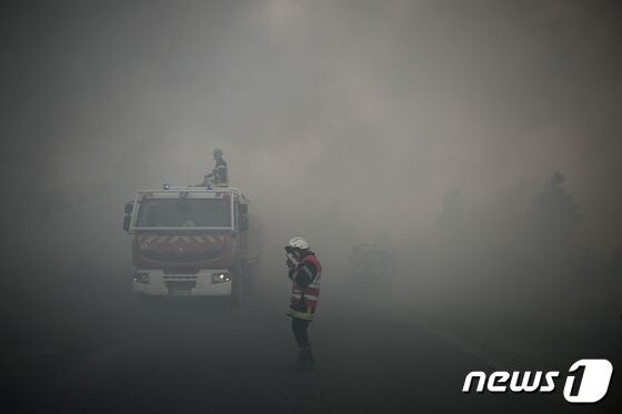 프랑스 지롱드에서 산불이 발생해 주민 2만4000여명이 대피했다. © AFP=뉴스1 © News1 정윤영 기자