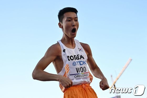 우상혁은 19일(한국시간) 미국 오리건주 유진 헤이워드 필드에서 열린 2022년 세계육상선수권대회 남자 높이뛰기 결선에서 2m35를 넘고 은메달을 목에 걸었다. © AFP=뉴스1 