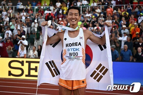 우상혁은 19일(한국시간) 미국 오리건주 유진 헤이워드 필드에서 열린 2022년 세계육상선수권대회 남자 높이뛰기 결선에서 2m35를 넘고 은메달을 목에 걸었다. 한국 육상의 세계선수권대회 최초 은메달이다. © AFP=뉴스1 