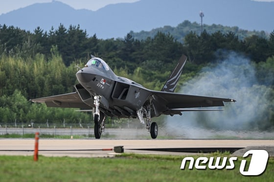 한국형 초음속 전투기 KF-21 '보라매'가 지난 19일 경남 사천 소재 공군 제3훈련비행단 활주로에서 첫 이륙을 하고 있다.  (방위사업청 제공) 2022.7.19/뉴스1 © News1 장수영 기자