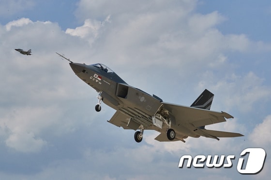 한국형 초음속 전투기 KF-21 '보라매'가 19일 경남 사천 소재 공군 제3훈련비행단 활주로에서 첫 이륙한 뒤 비행하고 있다.  2022.7.19/뉴스1 © News1 장수영 기자