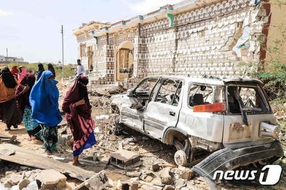지난 2월16일(현지시간) 소말리아 모가디슈 외곽에서 알샤바브의 공격으로 파괴된 집과 자동차 잔해. 22.02.16 © AFP=뉴스1 © News1 김예슬 기자