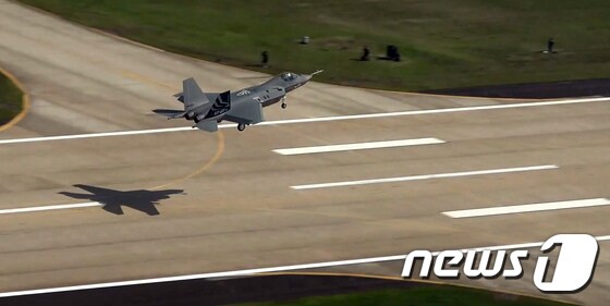한국형 초음속 전투기 KF-21 '보라매'가 19일 경남 사천 소재 공군 제3훈련비행단 활주로에서 첫 이륙을 하고 있다.  (방위사업청 제공) 2022.7.19/뉴스1 © News1 장수영 기자