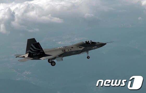 한국형 초음속 전투기 KF-21 '보라매'가 19일 경남 사천 소재 공군 제3훈련비행단 활주로에서 첫 이륙한 뒤 비행하고 있다.  (방위사업청 제공) 2022.7.19/뉴스1 © News1 장수영 기자