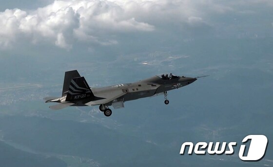한국형 초음속 전투기 KF-21 '보라매'가 19일 경남 사천 소재 공군 제3훈련비행단 활주로에서 첫 이륙한 뒤 비행하고 있다. 2022.7.19/뉴스1 © News1 장수영 기자