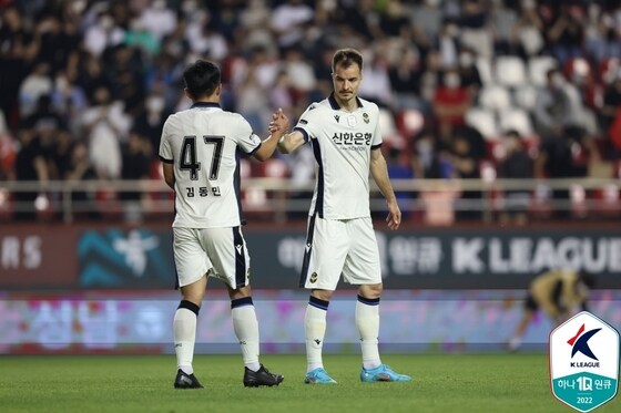 인천 유나이티드의 무고사(오른쪽)(한국프로축구연맹 제공)© 뉴스1