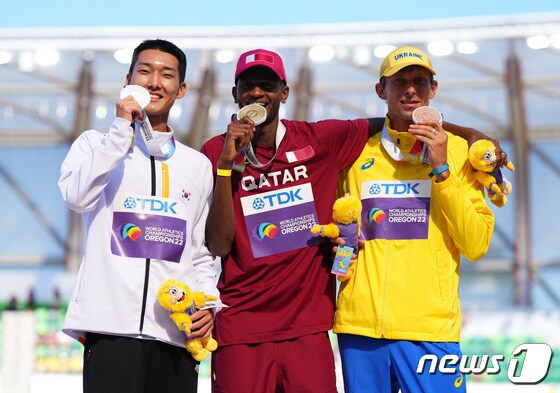 세계선수권에서 바심(가운데)에 이어 은메달을 땄던 우상혁(왼쪽) © 로이터=뉴스1
