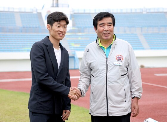 박지성 JS파운데이션 이사장(왼쪽)과 김동일 보령시장이 지난 20일 열린 ‘2022 만세보령머드 JS CUP U12&11 한국유소년축구대회’ 개막식에 참석해 악수하고 있다. © 뉴스1