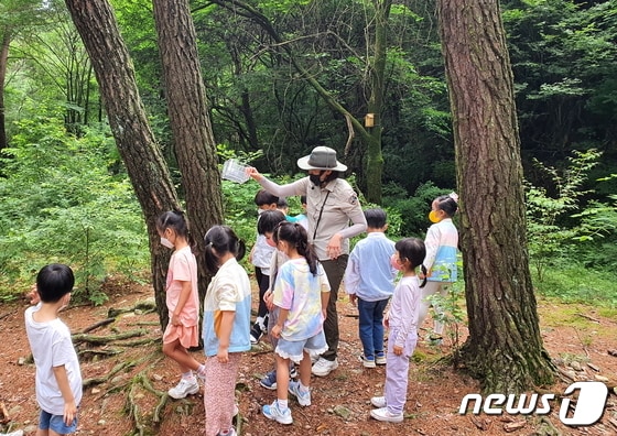 국립공원 자연해설사가 진행하는 ‘어린이 자연체험 프로그램’. 국립공원사무소에 다양한 야외/실내 프로그램이 준비되어 있다 © 뉴스1