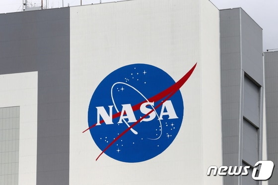 미국 플로리다주 케이프커내버럴에 보이는 미국항공우주국(NASA) 로고. 2021. 04.16 © 로이터=뉴스1 © News1 유민주 기자