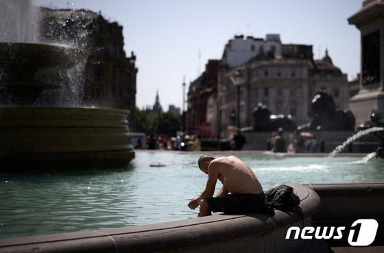 19일(현지시간) 영국 런던 트라팔가 광장 분수대에서 한 시민이 더위를 식히고 있다. 22.07.19 © 로이터=뉴스1 © News1 김예슬 기자