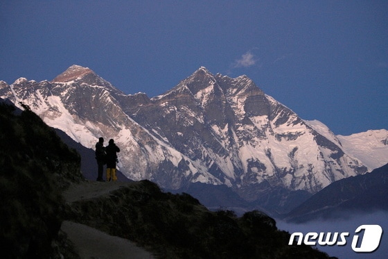 네팔 상보채에서 등산가들이 에베레스트산 풍경을 감상하고 있다. 2009.12.03 © 로이터=뉴스1 © News1 유민주 기자